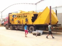 4YK2160圓振動篩帶大架料斗發(fā)貨現場